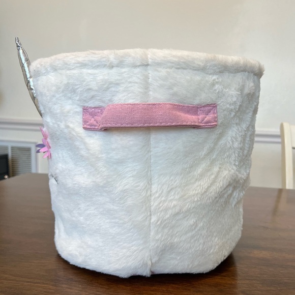 Fuzzy unicorn basket - Picture 2 of 8